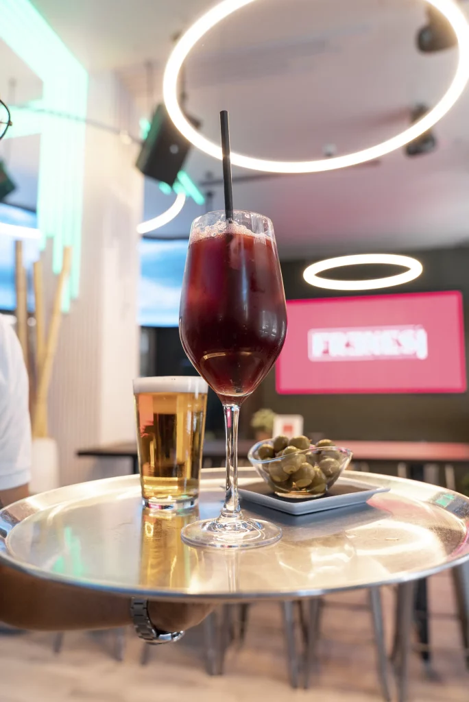 cocyel, cerveza y aceitunas en el local Frenesi