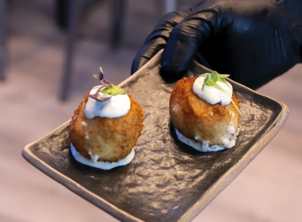 croquetas servidas en bandeja