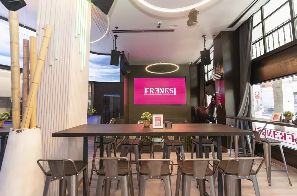 gran pantalla con mesas y sillas