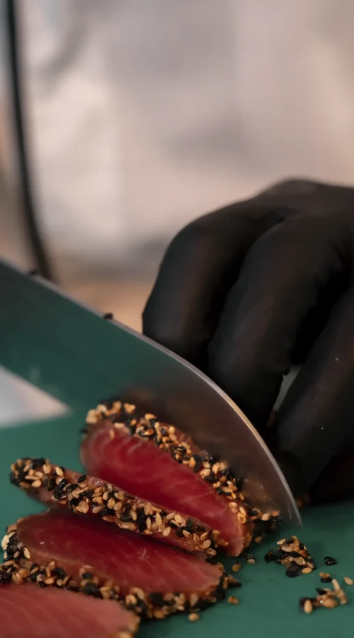 cocinero cortando carne
