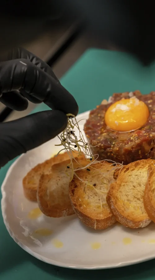 cocinero rematando tartar de huevo